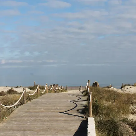 Noemi Near The קאן פיקפורט