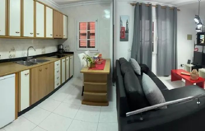 Noemi Near The 캔 피카폴트