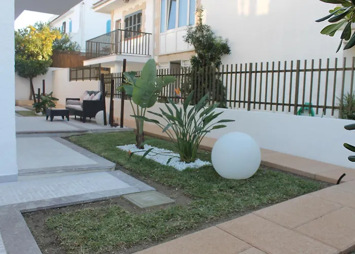 Noemi Near The 아파트 *