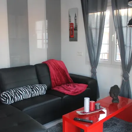 Noemi Near The カン・ピカフォルト