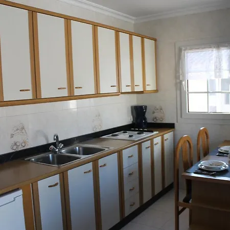 Noemi Near The アパート *