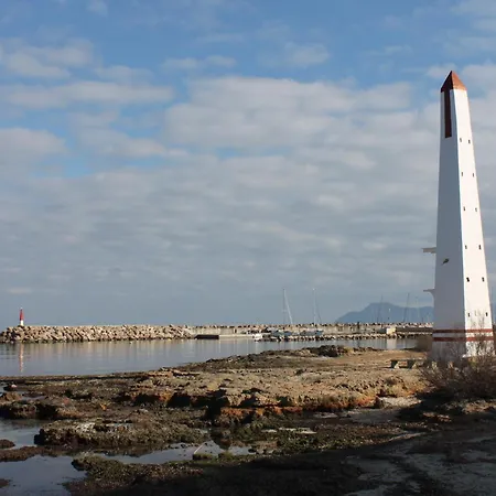 Noemi Near The アパート *